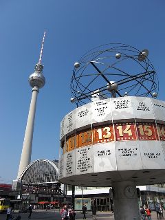 Blick auf den Alexanderplatz mit Fernsehturm und Weltzeituhr